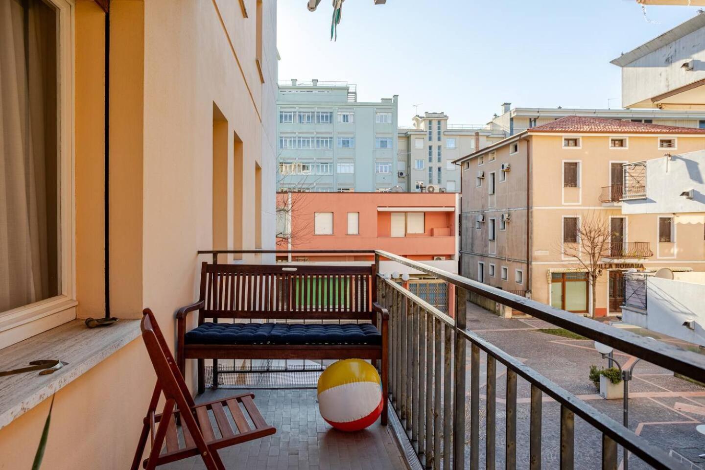 Sunny Home, Appartamento In Centro E Vicino Alla Spiaggia Градо Экстерьер фото