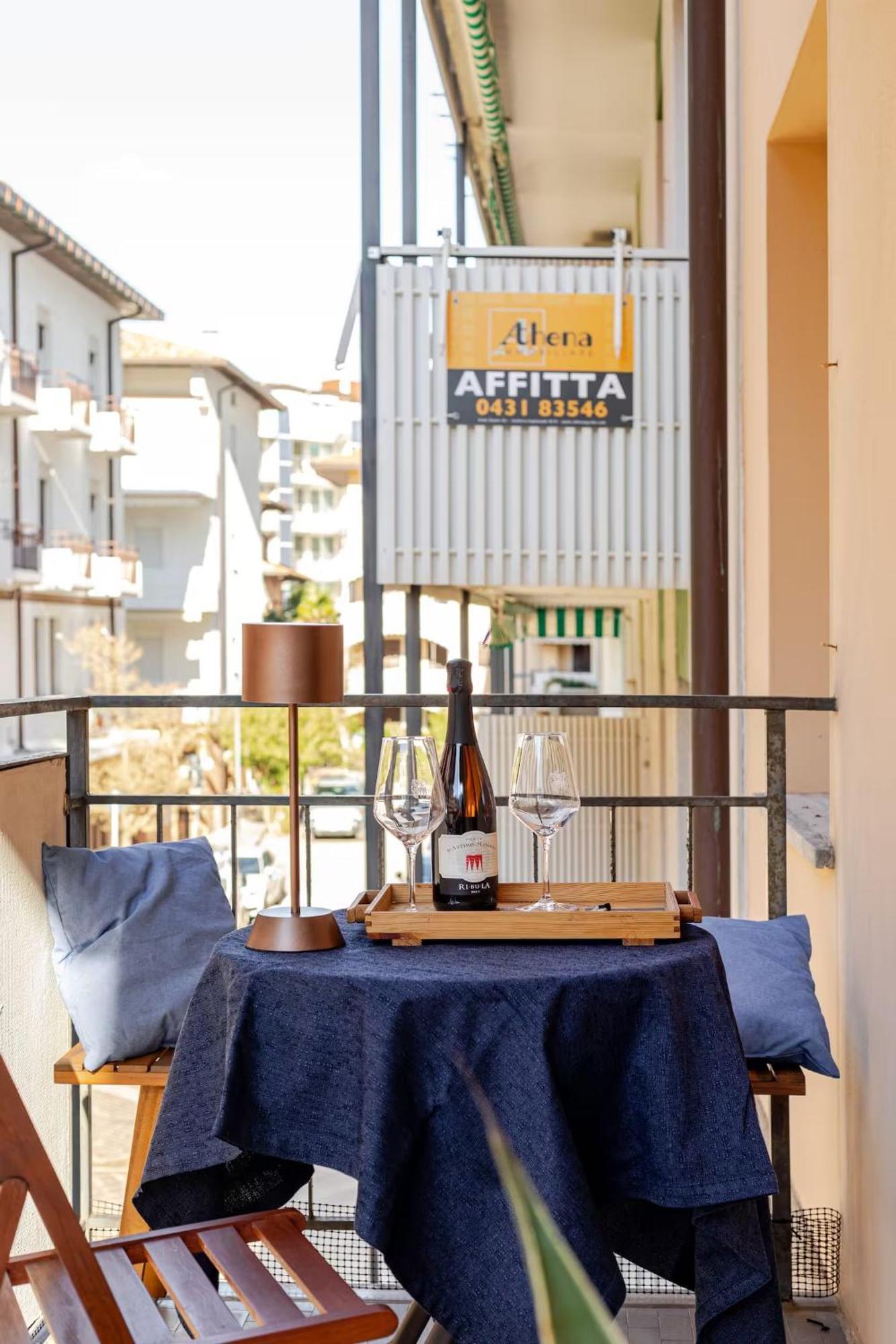 Sunny Home, Appartamento In Centro E Vicino Alla Spiaggia Градо Экстерьер фото